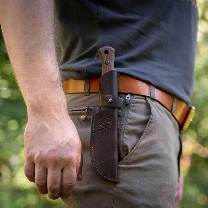 BeaverCraft Breeze Bushcraftkniv - i slire på beltet