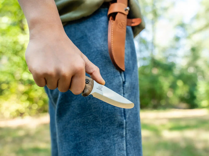 BeaverCraft Kid Junior Bushcraftkniv - i hånden