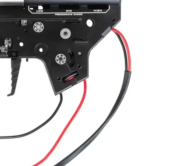 Specna Arms Aether gearbox, nærbilde av pre-cocking-vinduer og HAL ETU-ledninger
